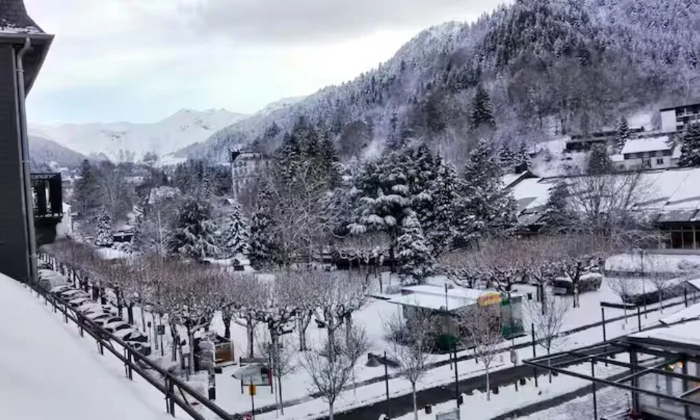 Vue extérieure de l'appartement Le 1886 sous la neige en hiver