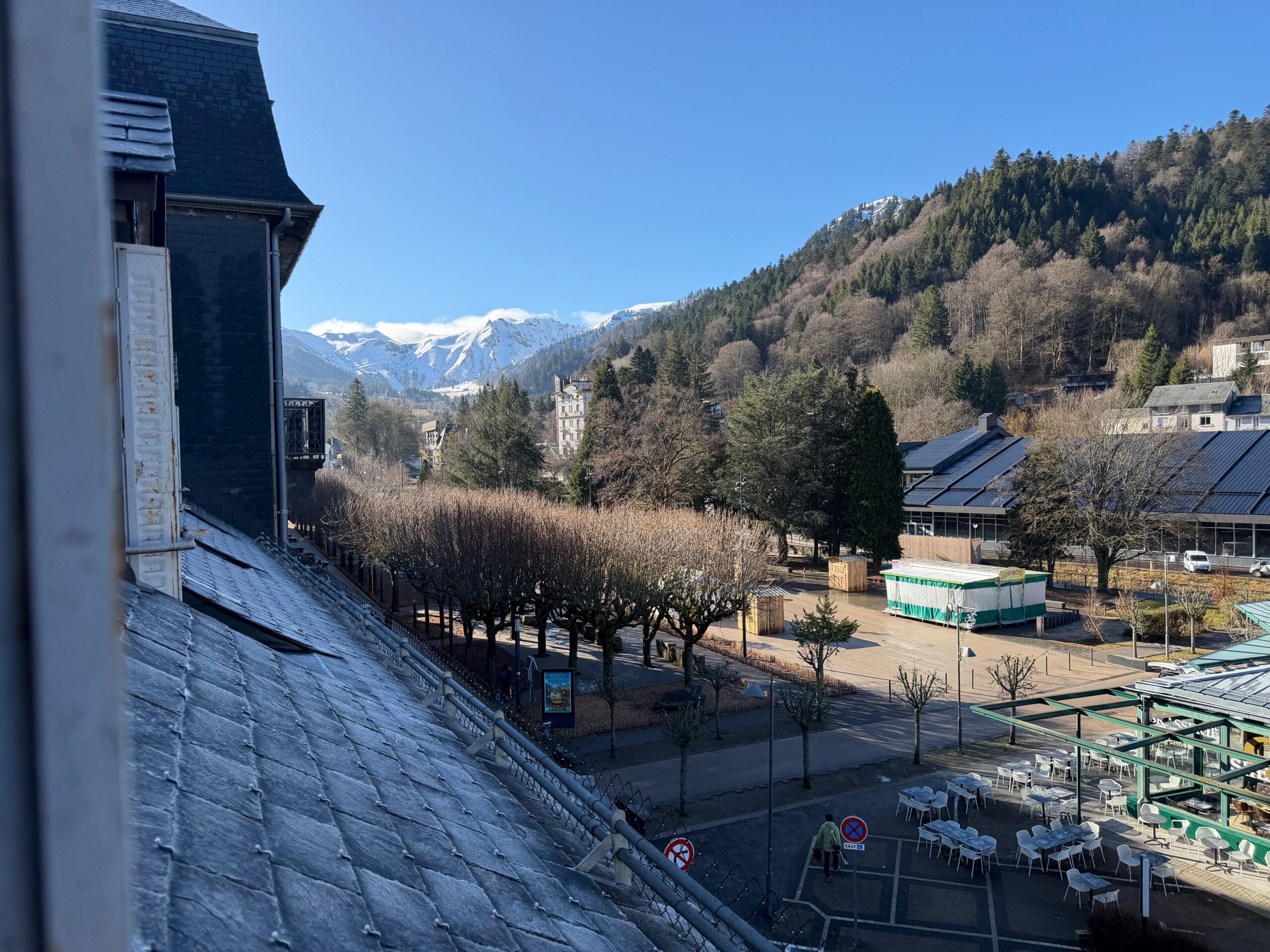 Vue depuis l'appartement Le 1886 sur les toits du Mont-Dore et les montagnes environnantes