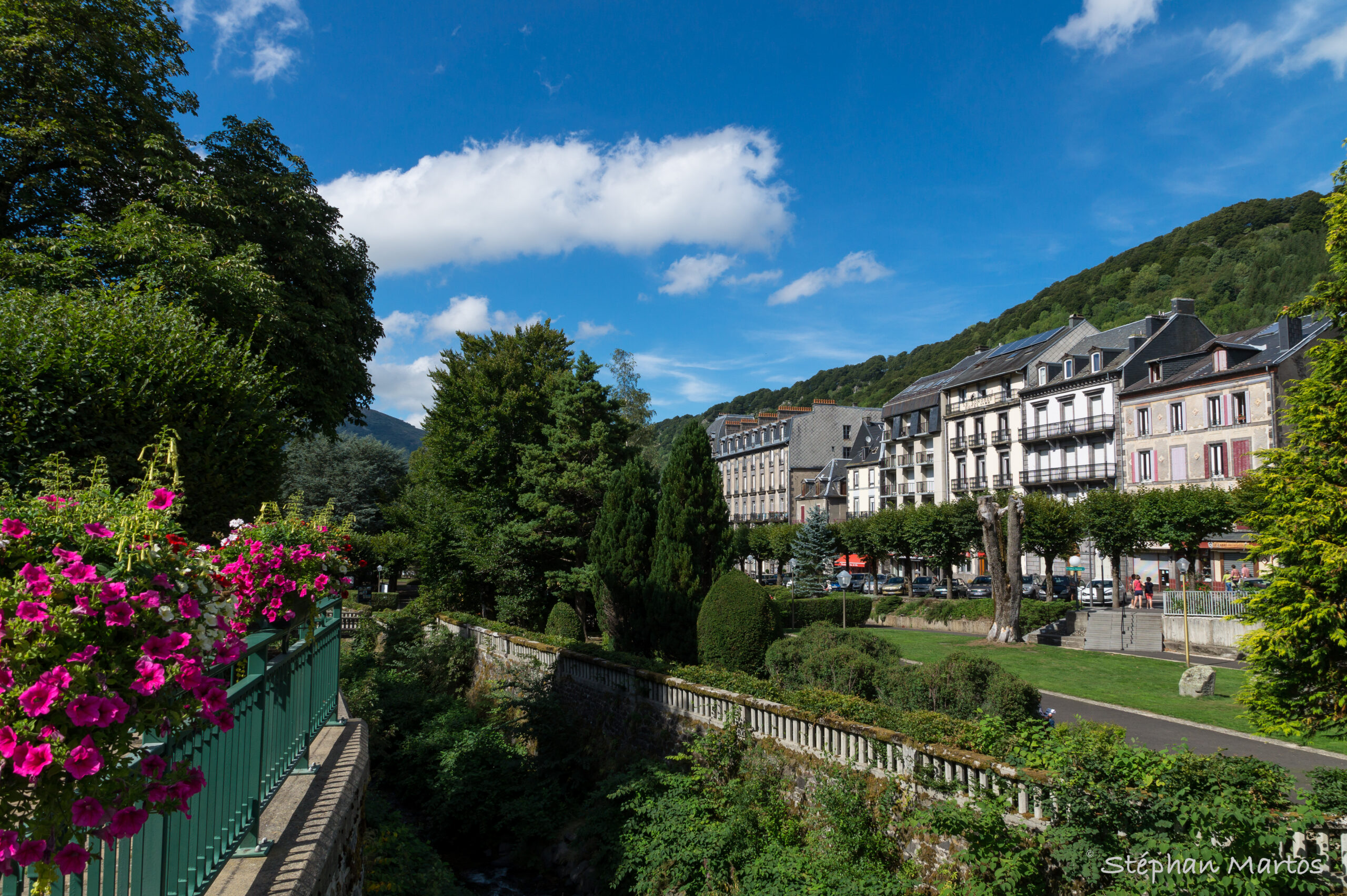 Vue du centre-ville du Mont-Dore, avec ses bâtiments typiques et son parc fleuri
