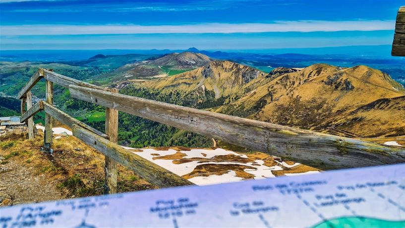 Panorama sur les montagnes et le massif du Sancy au Mont-Dore